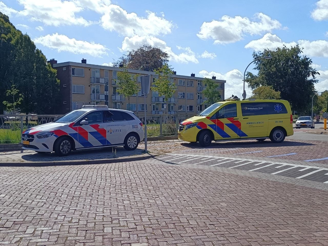 Twee fietsers botsen op elkaar