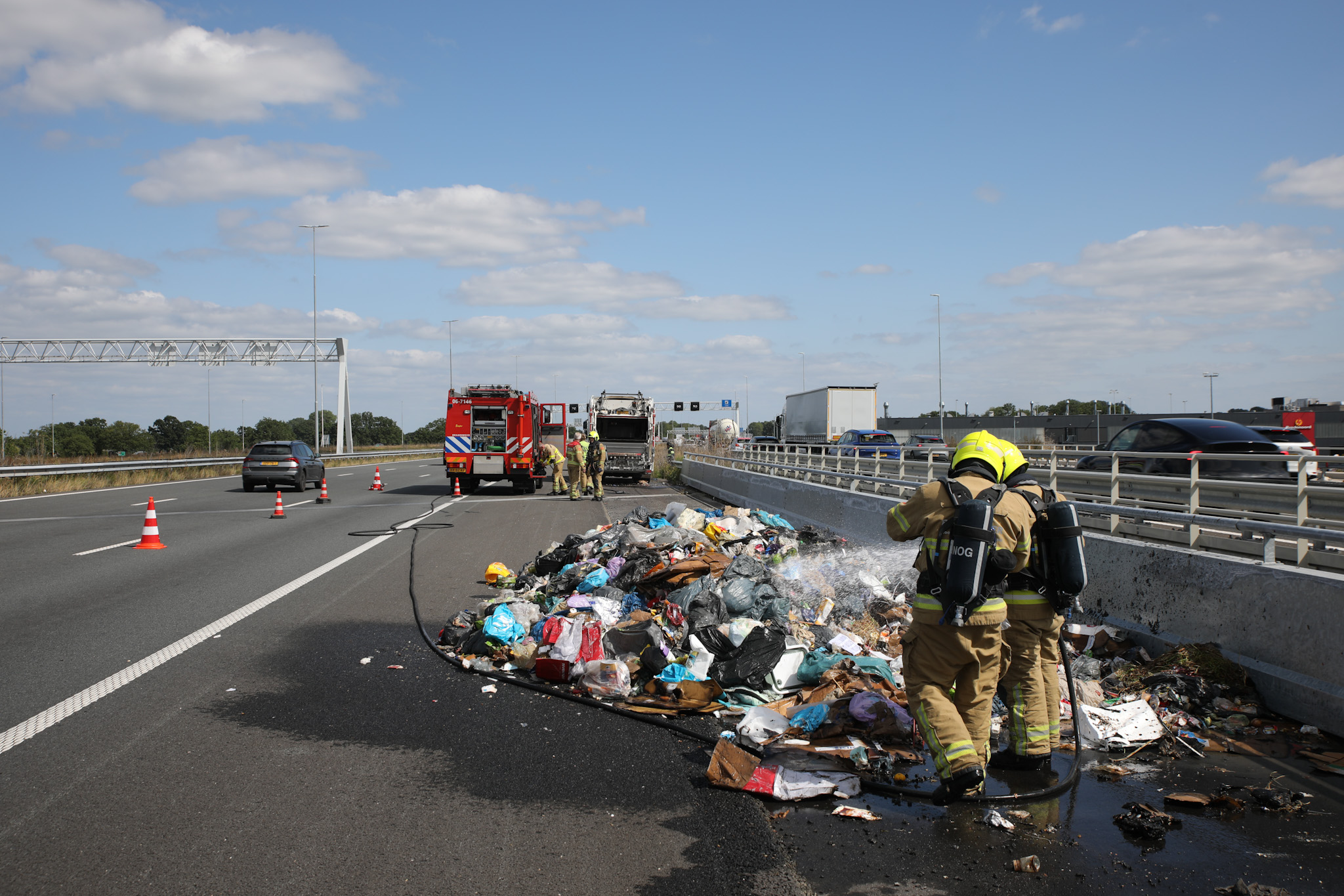 Brand in vuilniswagen op snelweg - foto