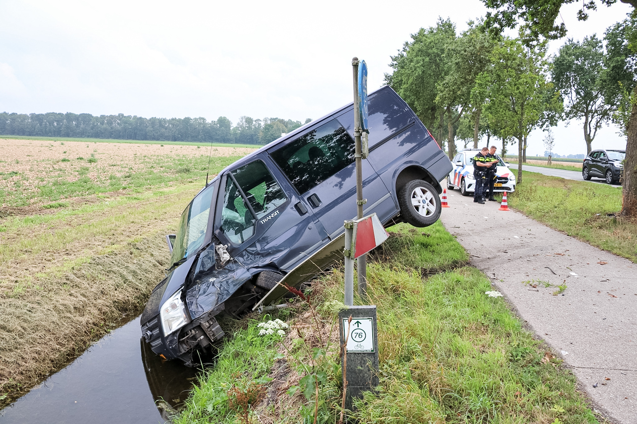 Man verliest macht over stuur en belandt met busje in sloot
