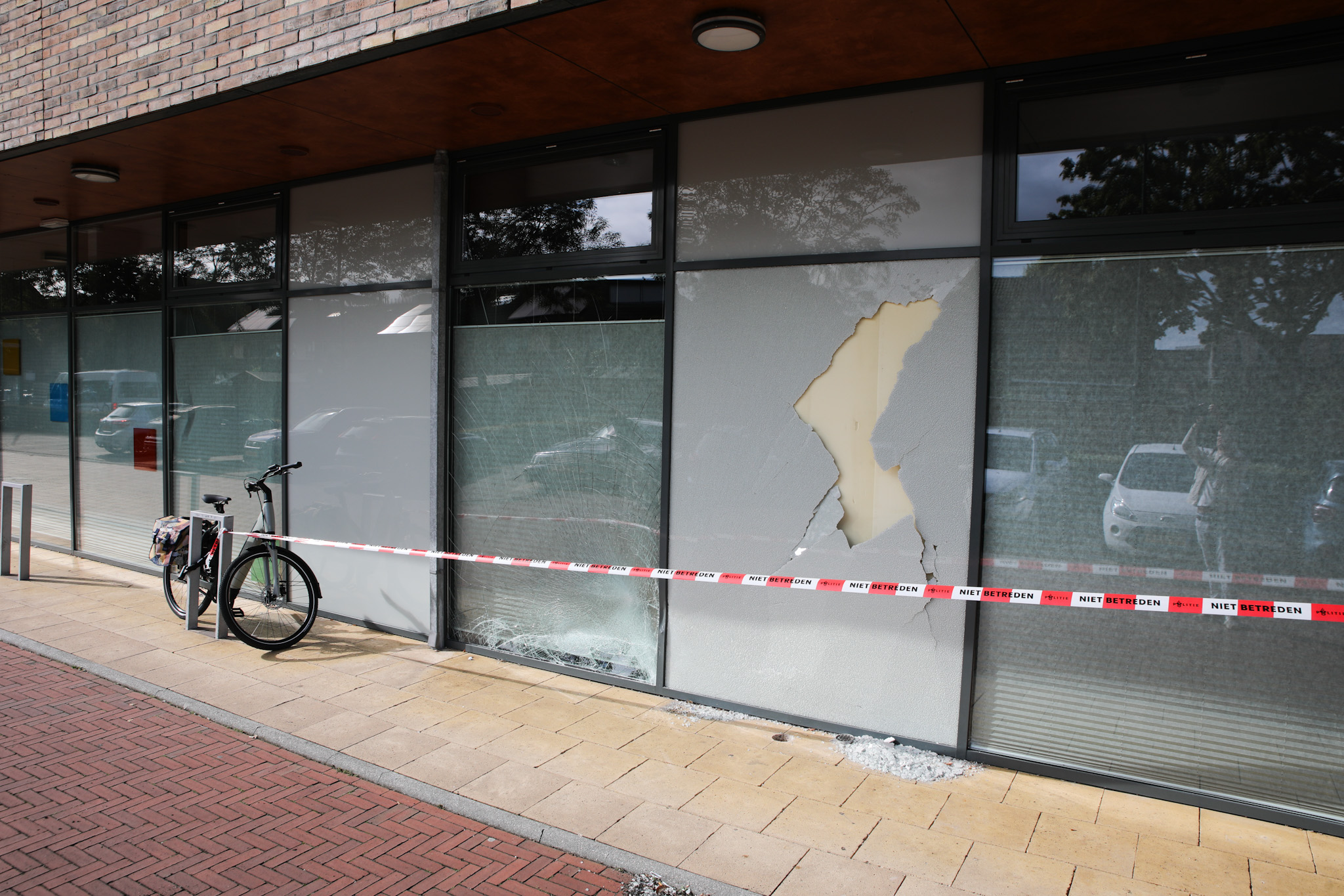 Auto rijdt tegen gevel tijdens parkeren - foto