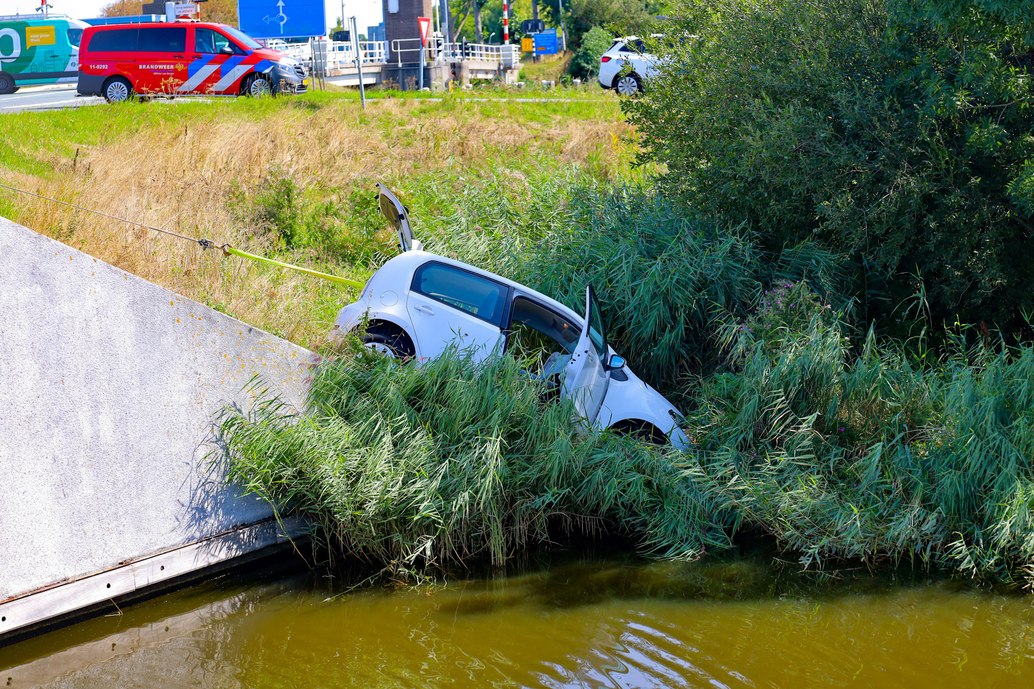Auto te water na aanrijding met vrachtwagen - foto