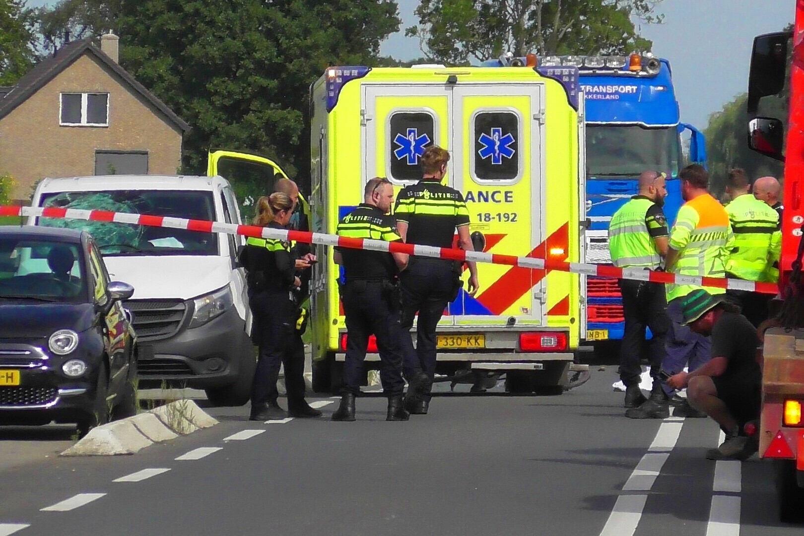 Fietser overleden na aanrijding met busje