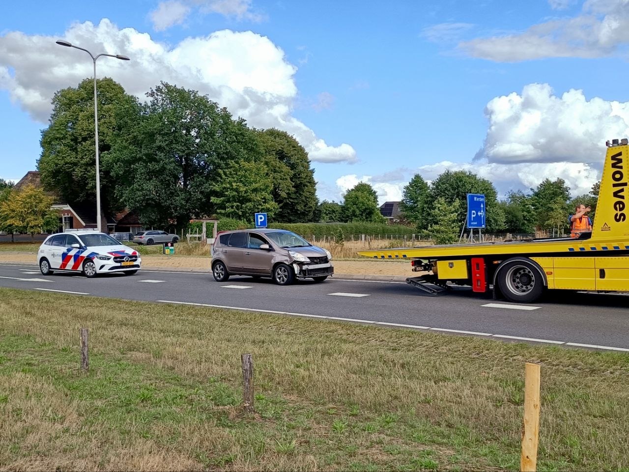 Aanrijding tussen auto en stadsbus - foto