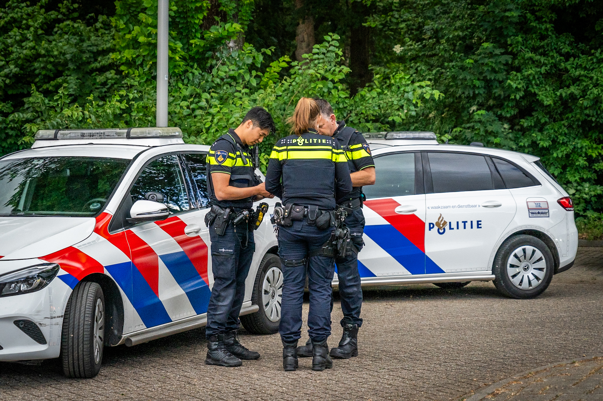 Slachtoffer gewond bij steekincident, verdachte spoorloos