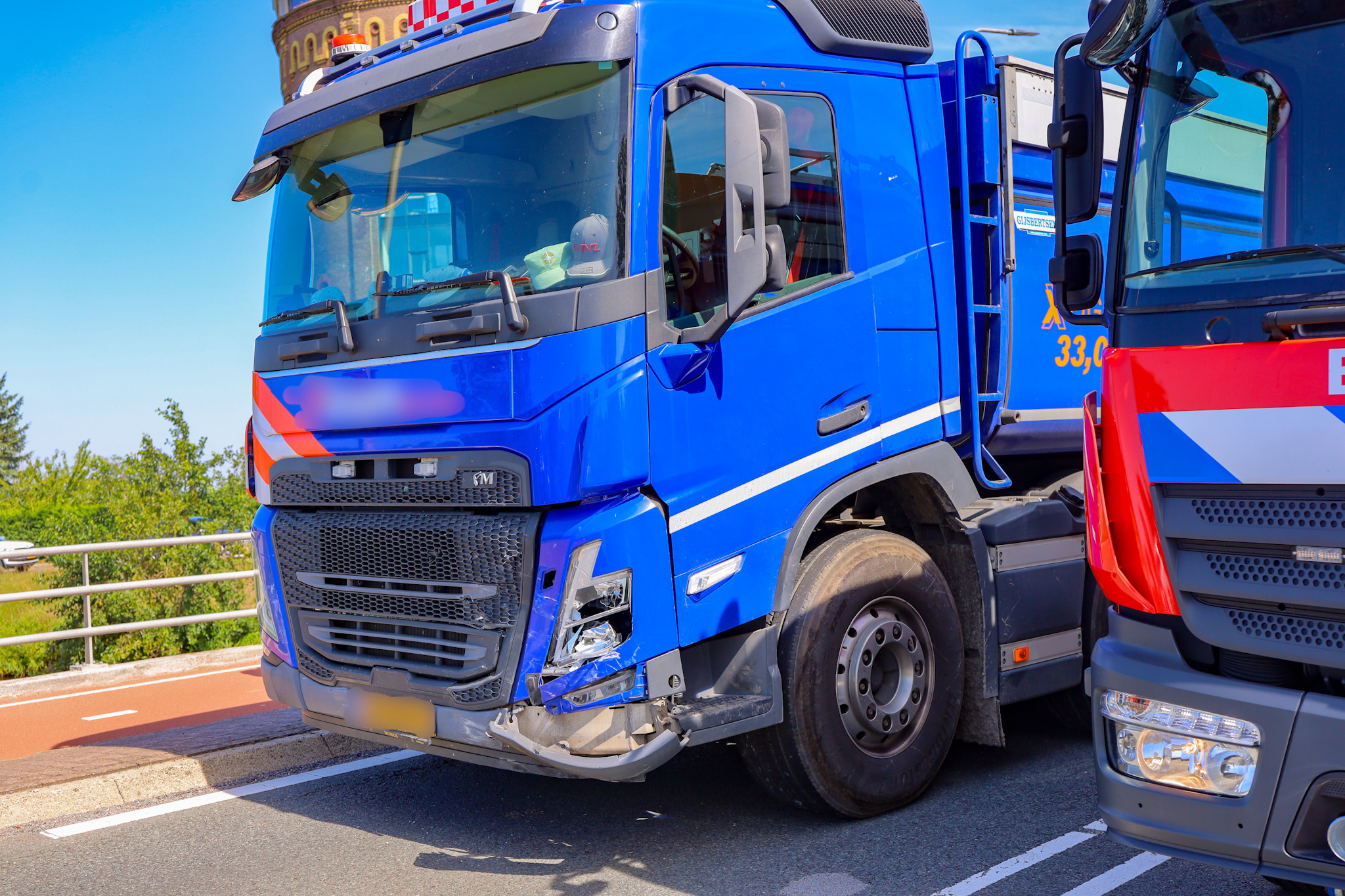 Auto te water na aanrijding met vrachtwagen - foto