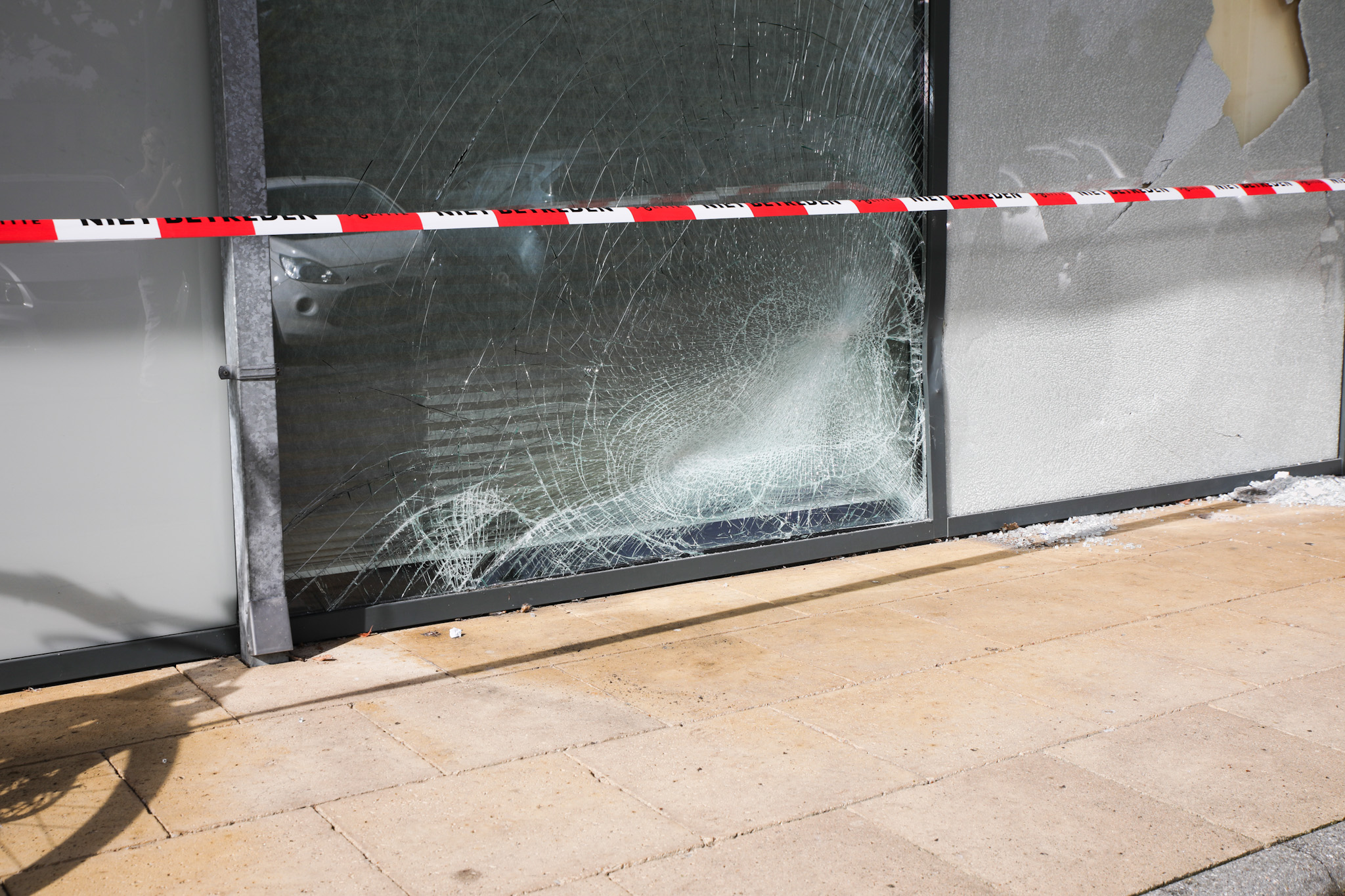 Auto rijdt tegen gevel tijdens parkeren - foto