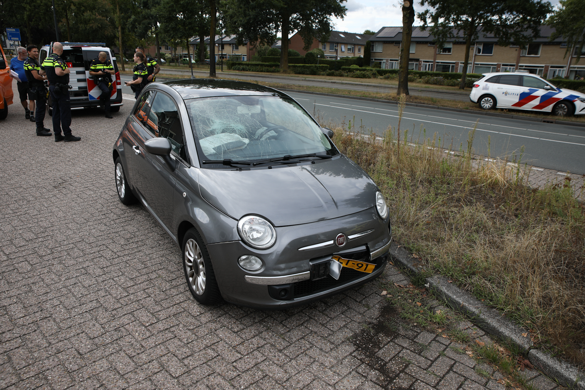 Aanrijding tussen auto en busje - foto
