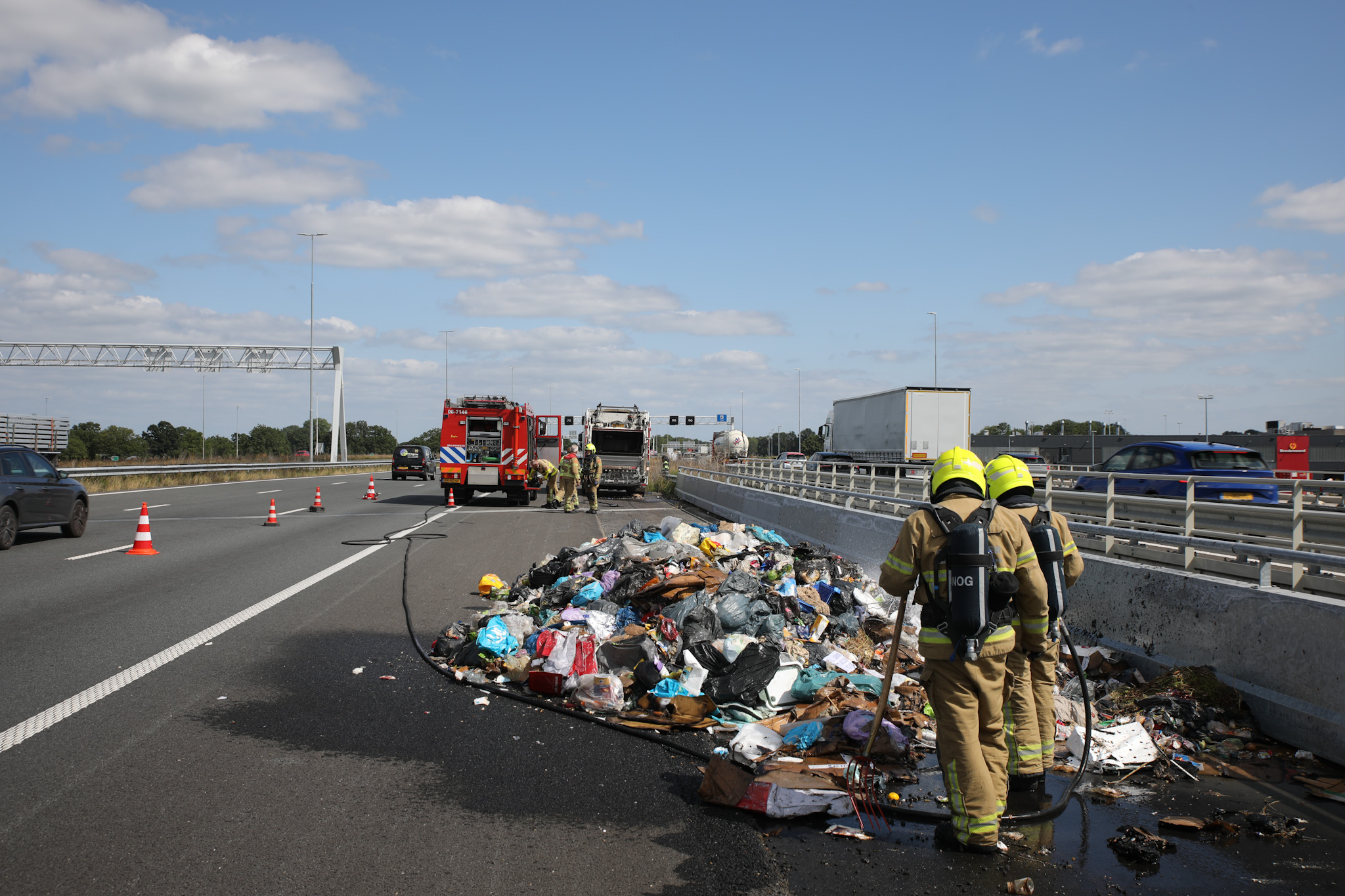 Brand in vuilniswagen op snelweg - foto