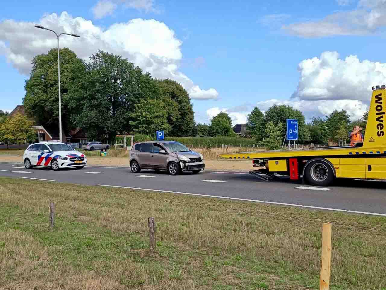 Aanrijding tussen auto en stadsbus - foto