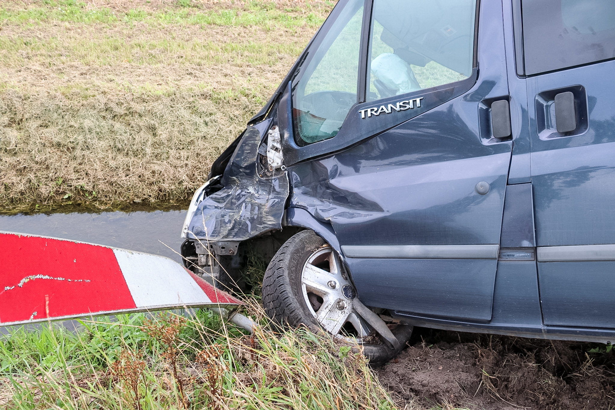 Man verliest macht over stuur en belandt met busje in sloot - foto