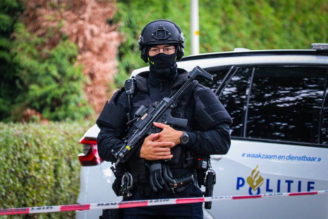 Zwaarbewapende politie blijft woning bewaken na extreem geweld - foto