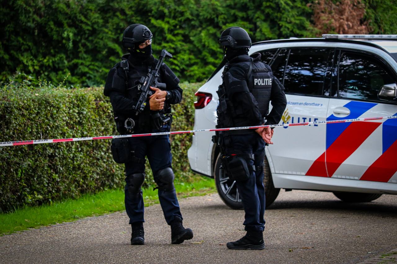 Zwaarbewapende politie blijft woning bewaken na extreem geweld - foto