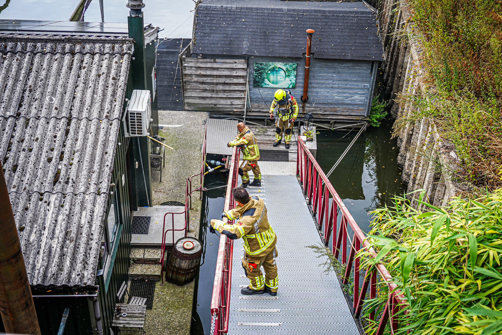 Brandweer onderzoekt brandmelding bij jachthaven - foto
