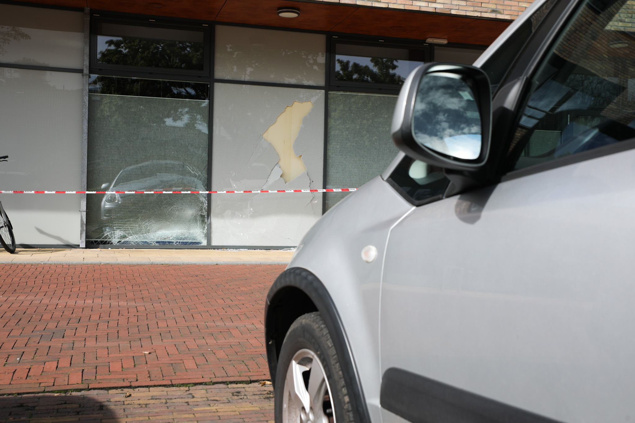 Auto rijdt tegen gevel tijdens parkeren - foto