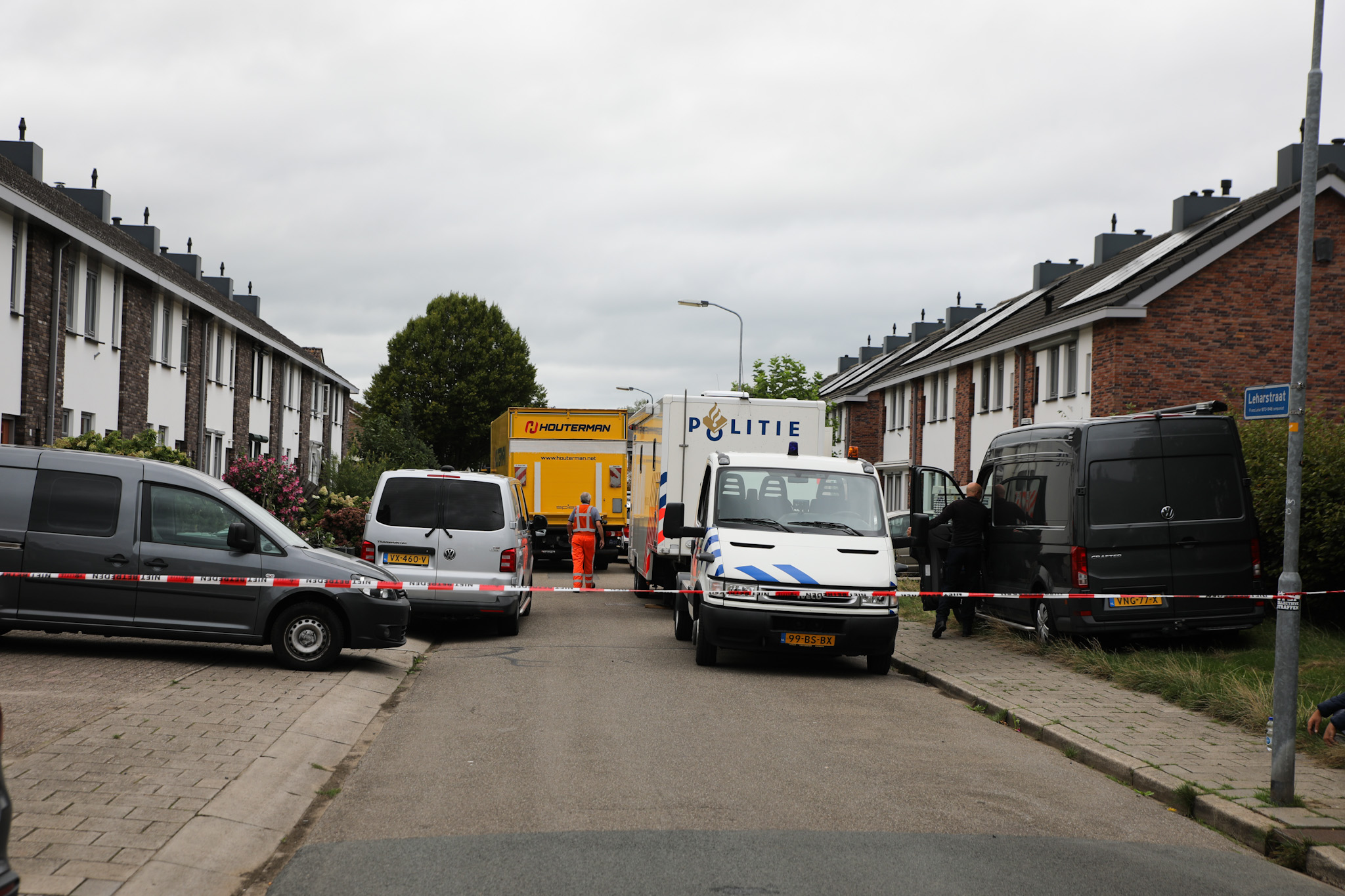 Overleden minderjarige aangetroffen in woning, persoon aangehouden
