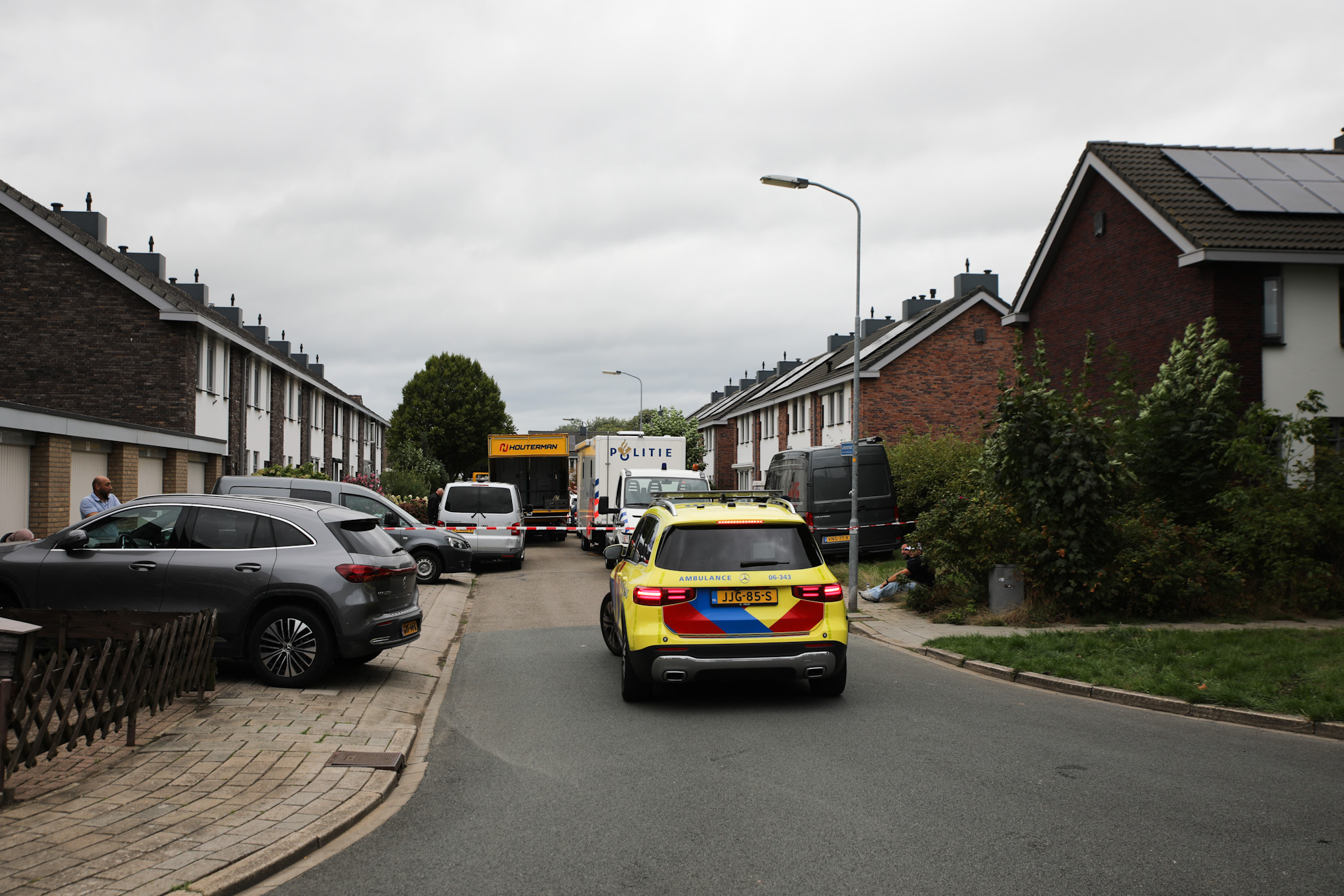 Overleden minderjarige aangetroffen in woning, persoon aangehouden - foto