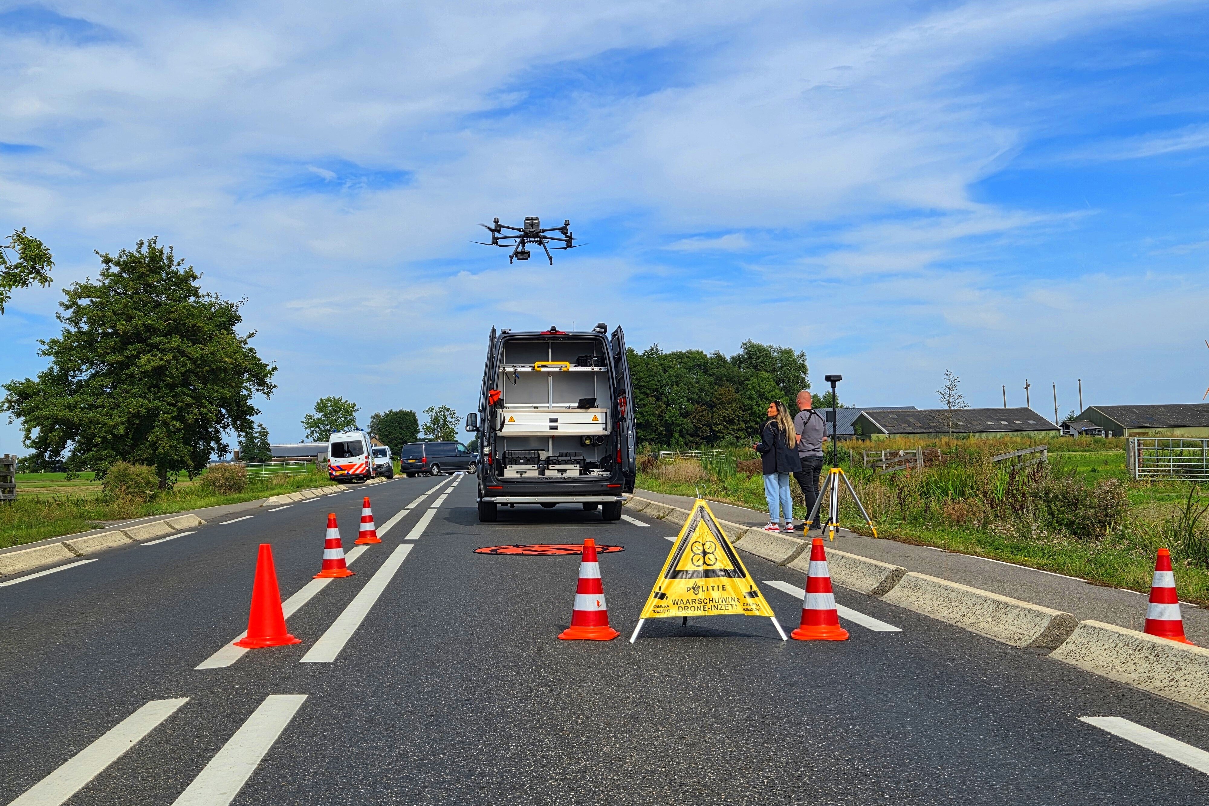 Fietser overleden na aanrijding met busje - foto