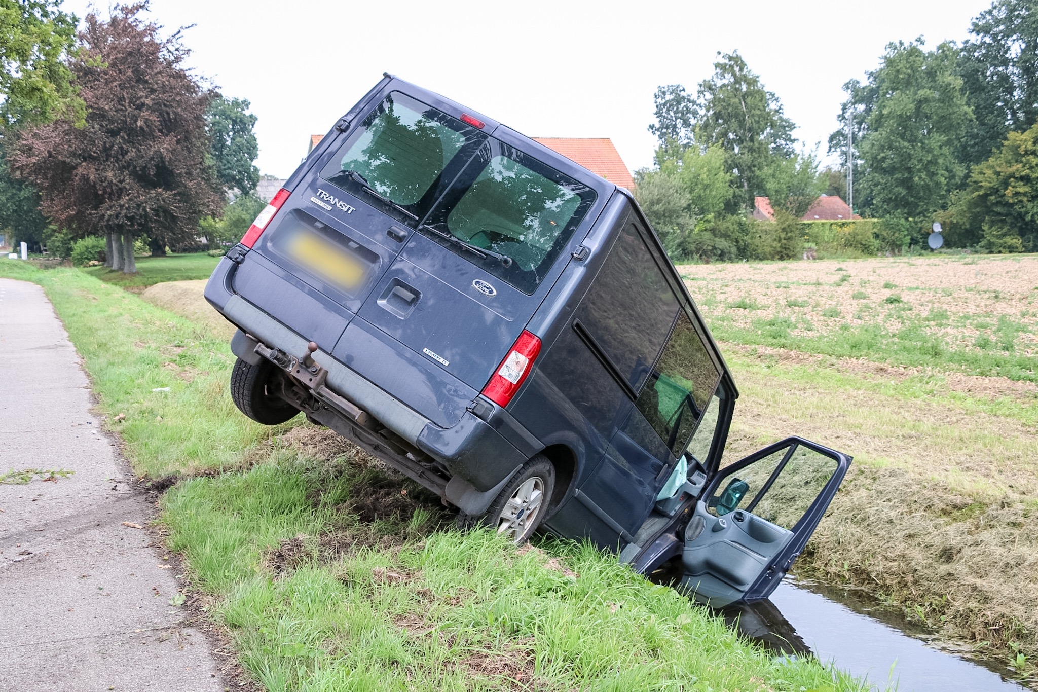 Man verliest macht over stuur en belandt met busje in sloot - foto