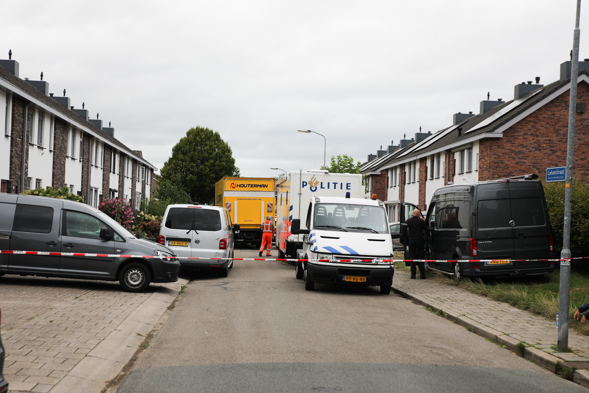 Overleden minderjarige aangetroffen in woning, persoon aangehouden - foto