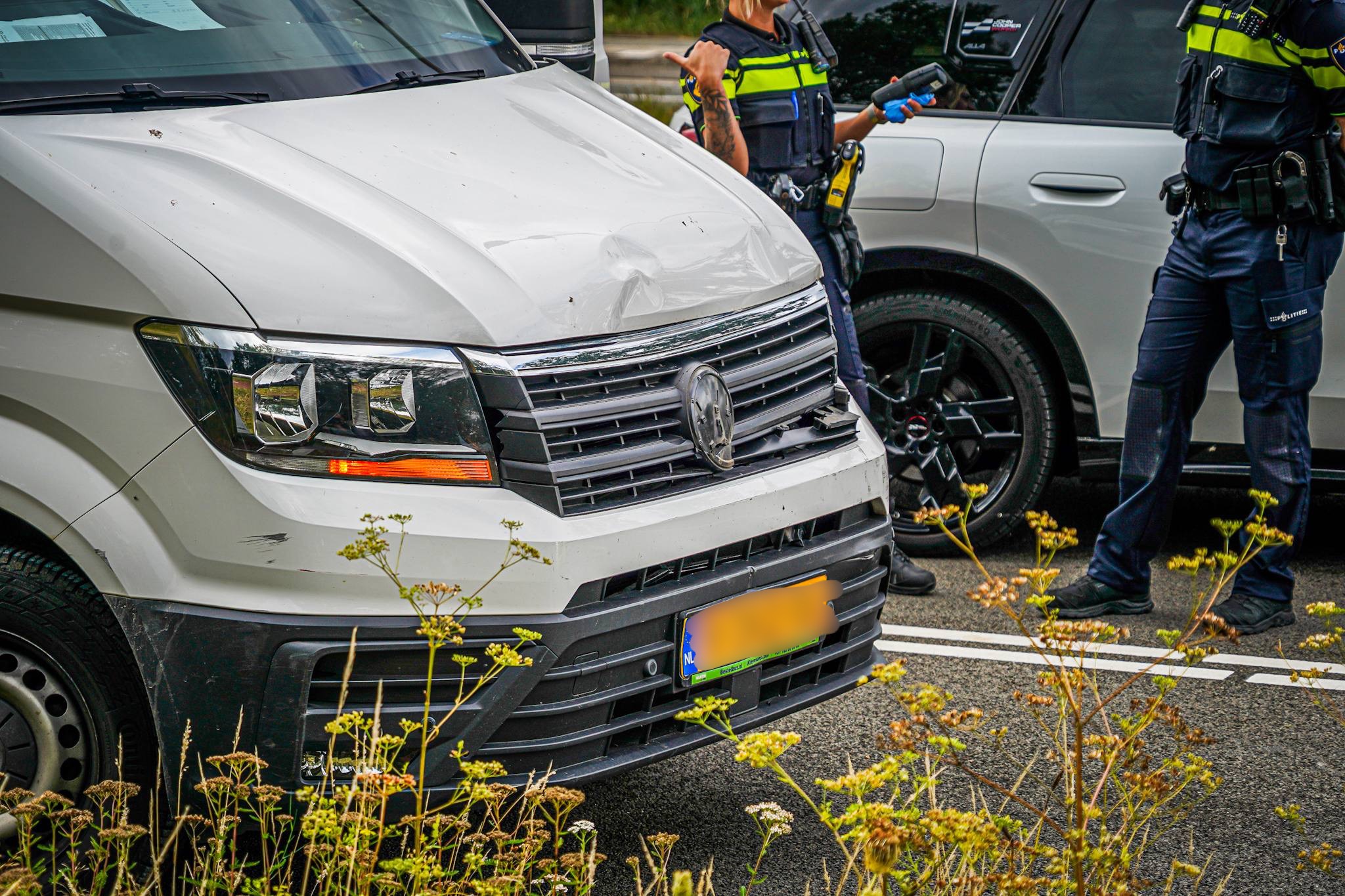Kop-staartbotsing tussen drie voertuigen - foto