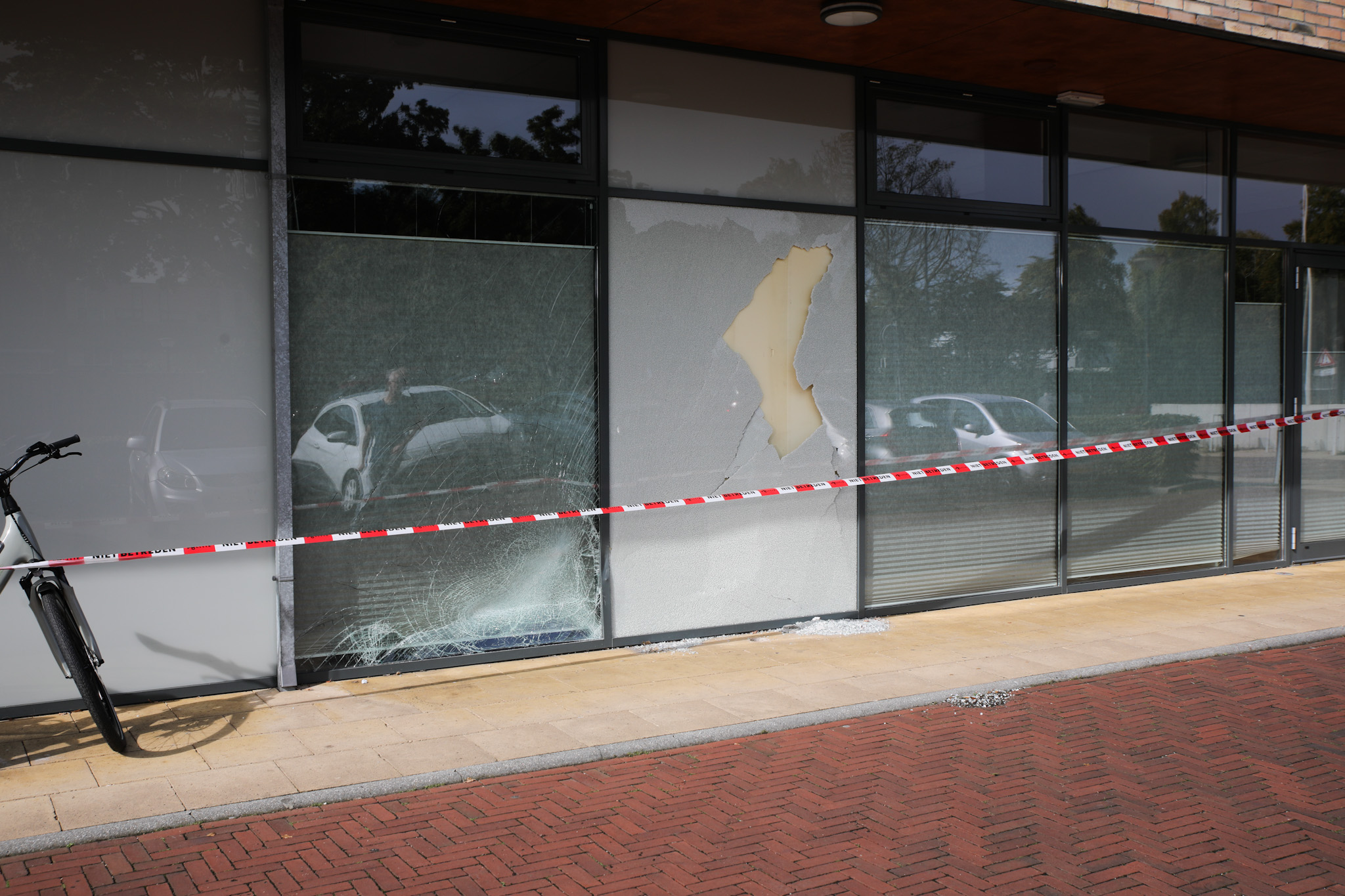 Auto rijdt tegen gevel tijdens parkeren