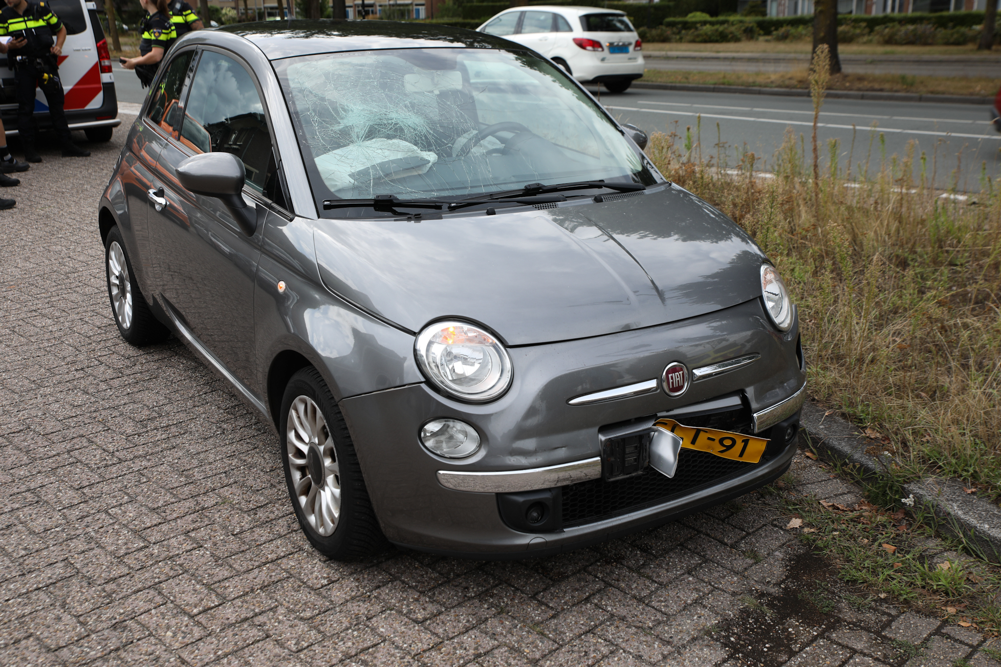 Aanrijding tussen auto en busje - foto