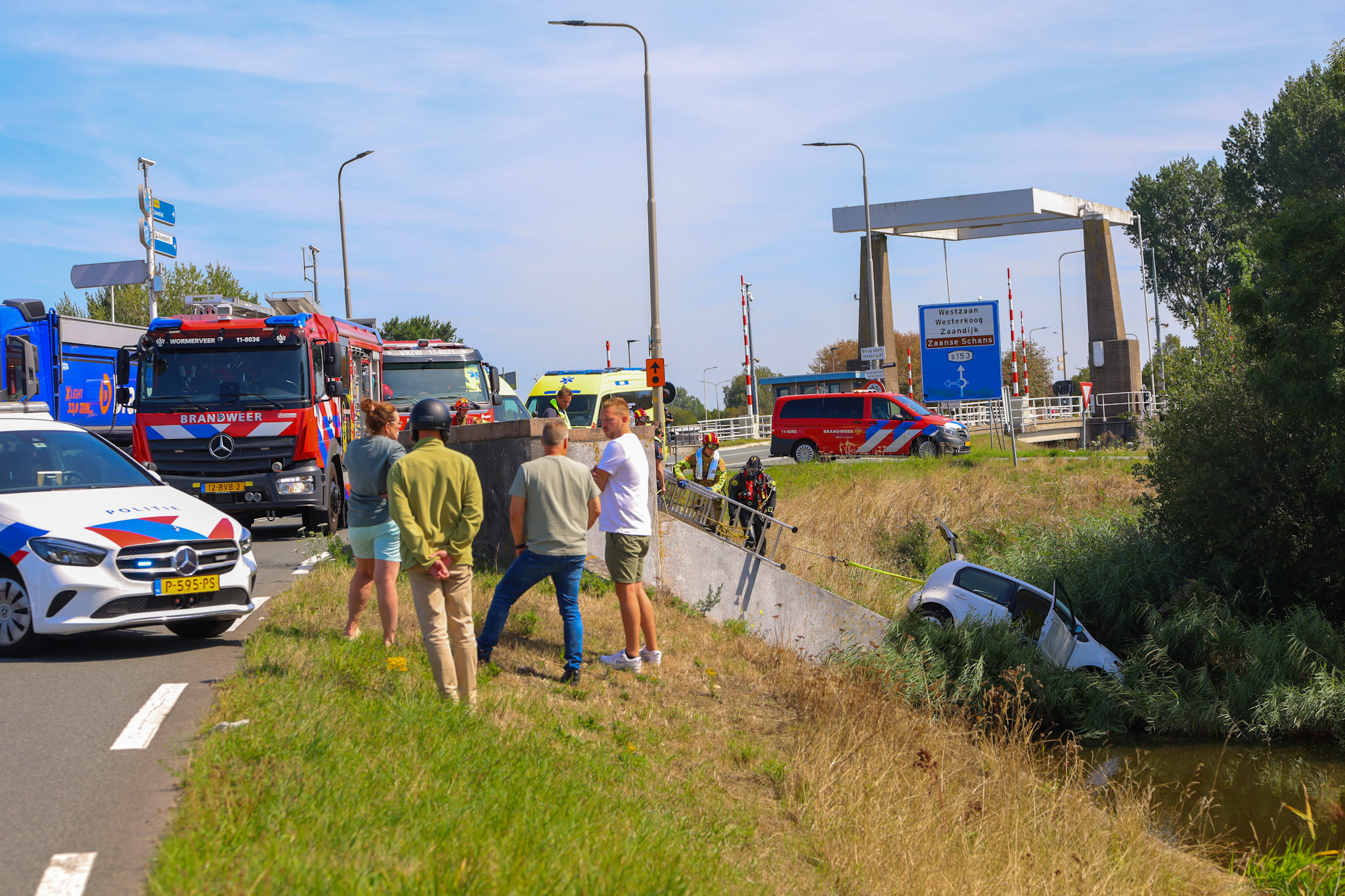 Auto te water na aanrijding met vrachtwagen