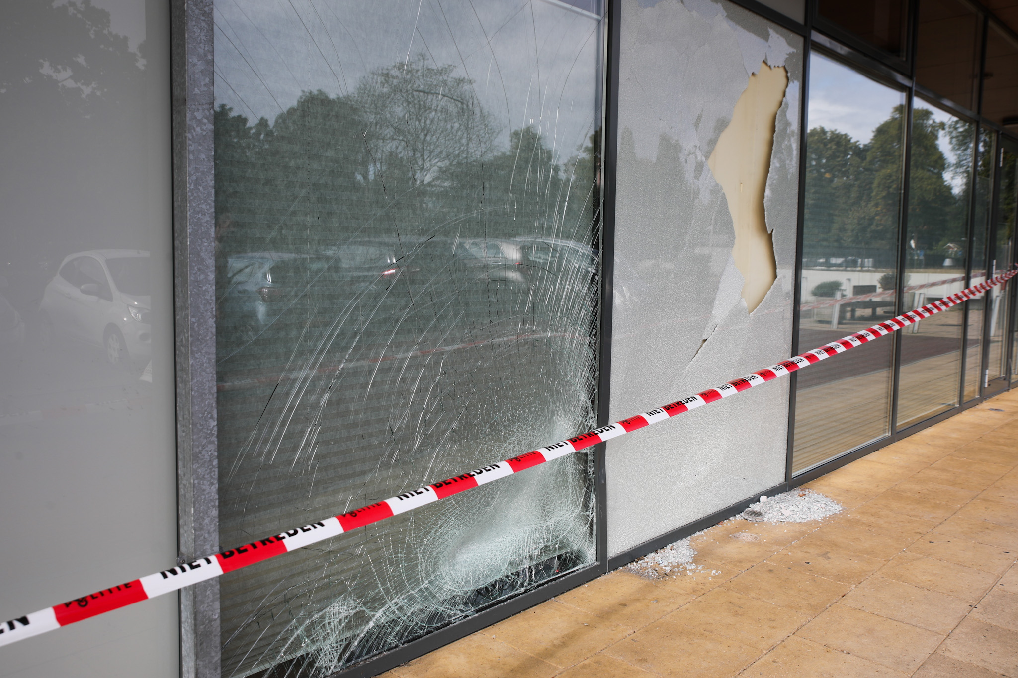Auto rijdt tegen gevel tijdens parkeren - foto