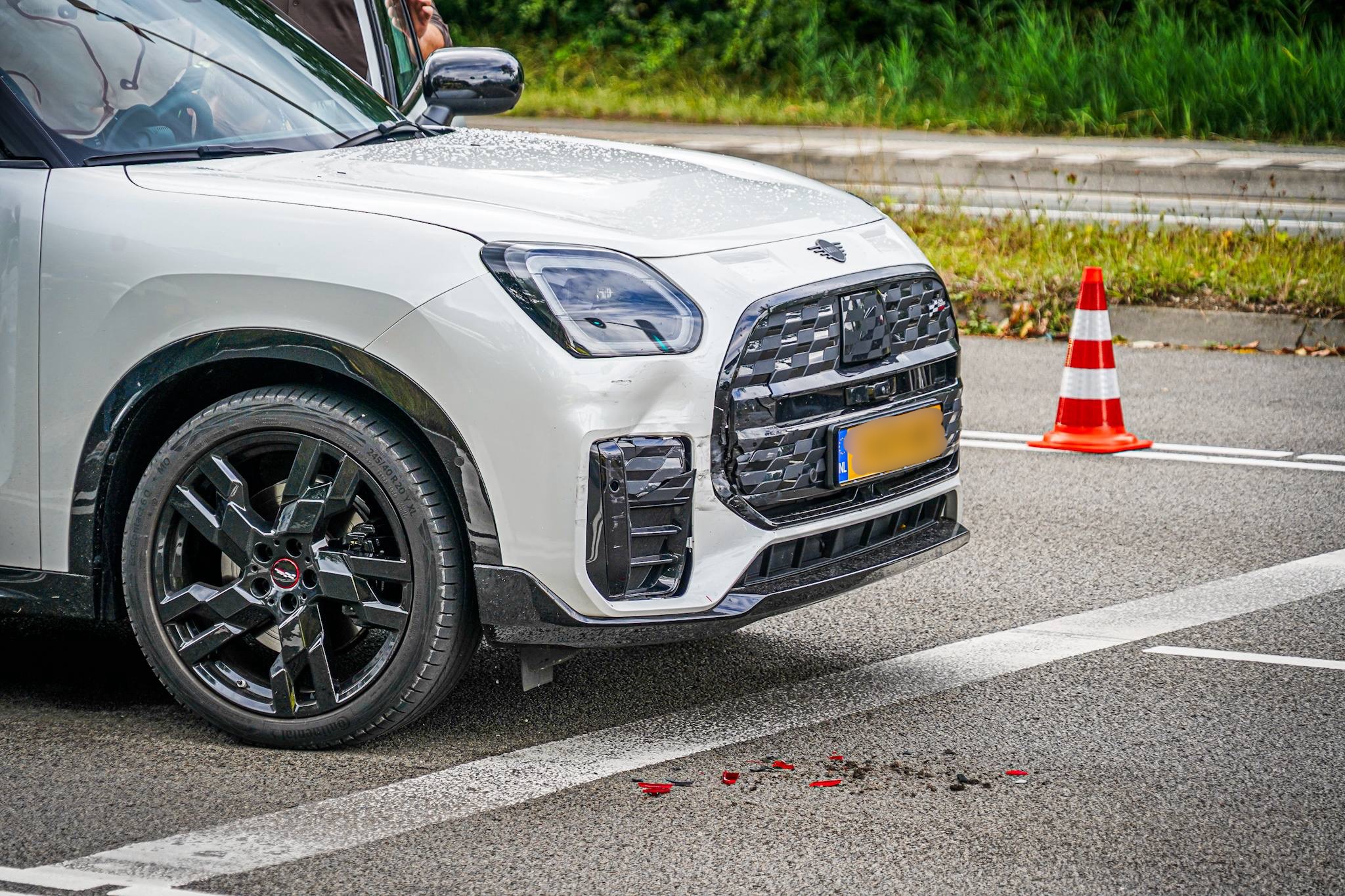 Kop-staartbotsing tussen drie voertuigen - foto