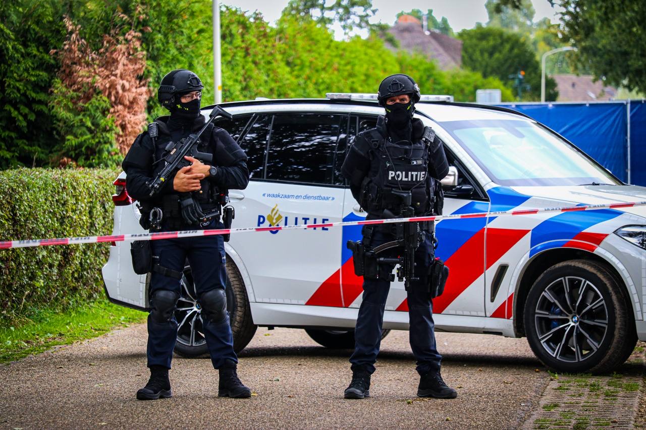 Zwaarbewapende politie blijft woning bewaken na extreem geweld - foto