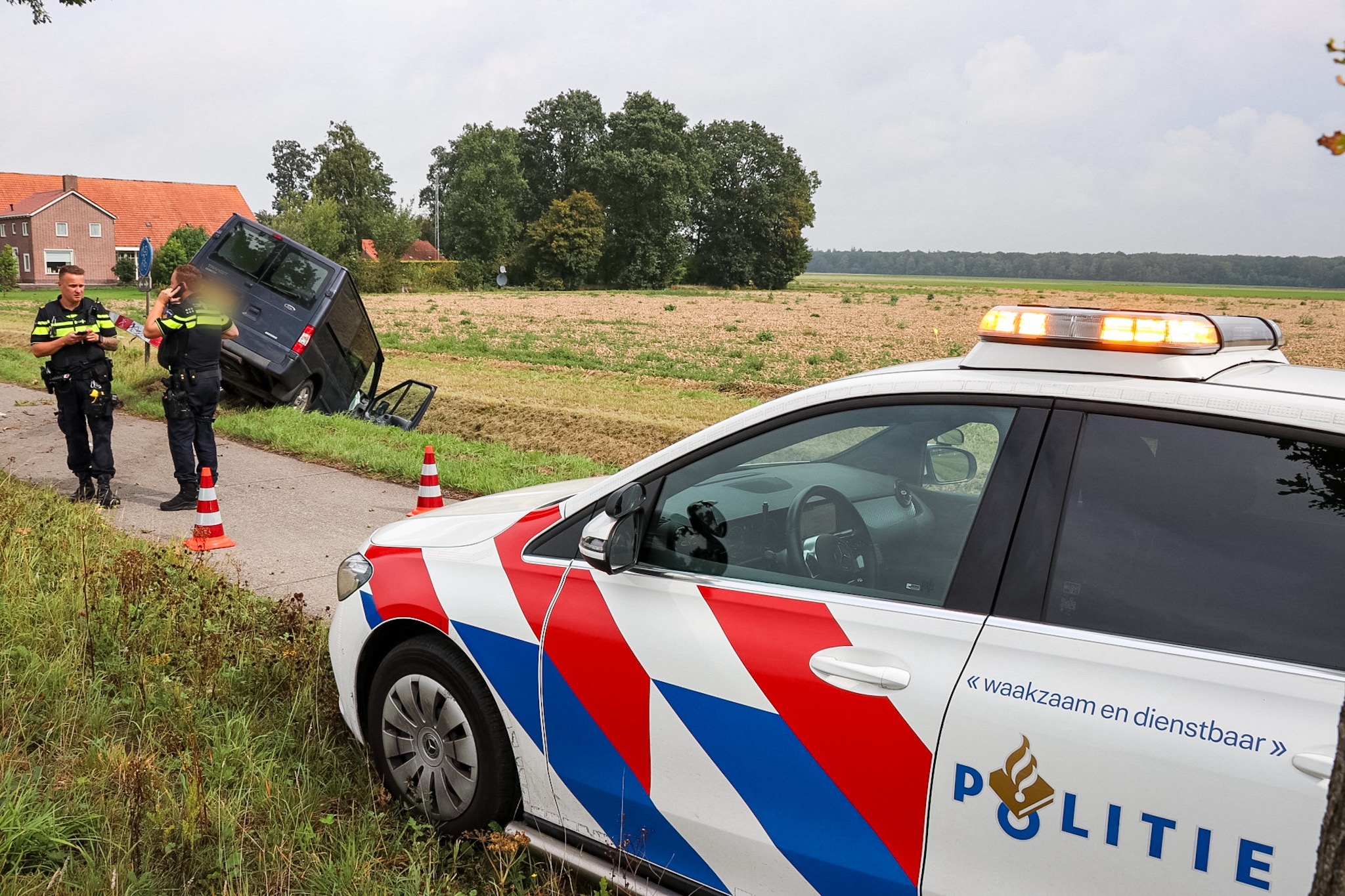 Man verliest macht over stuur en belandt met busje in sloot - foto