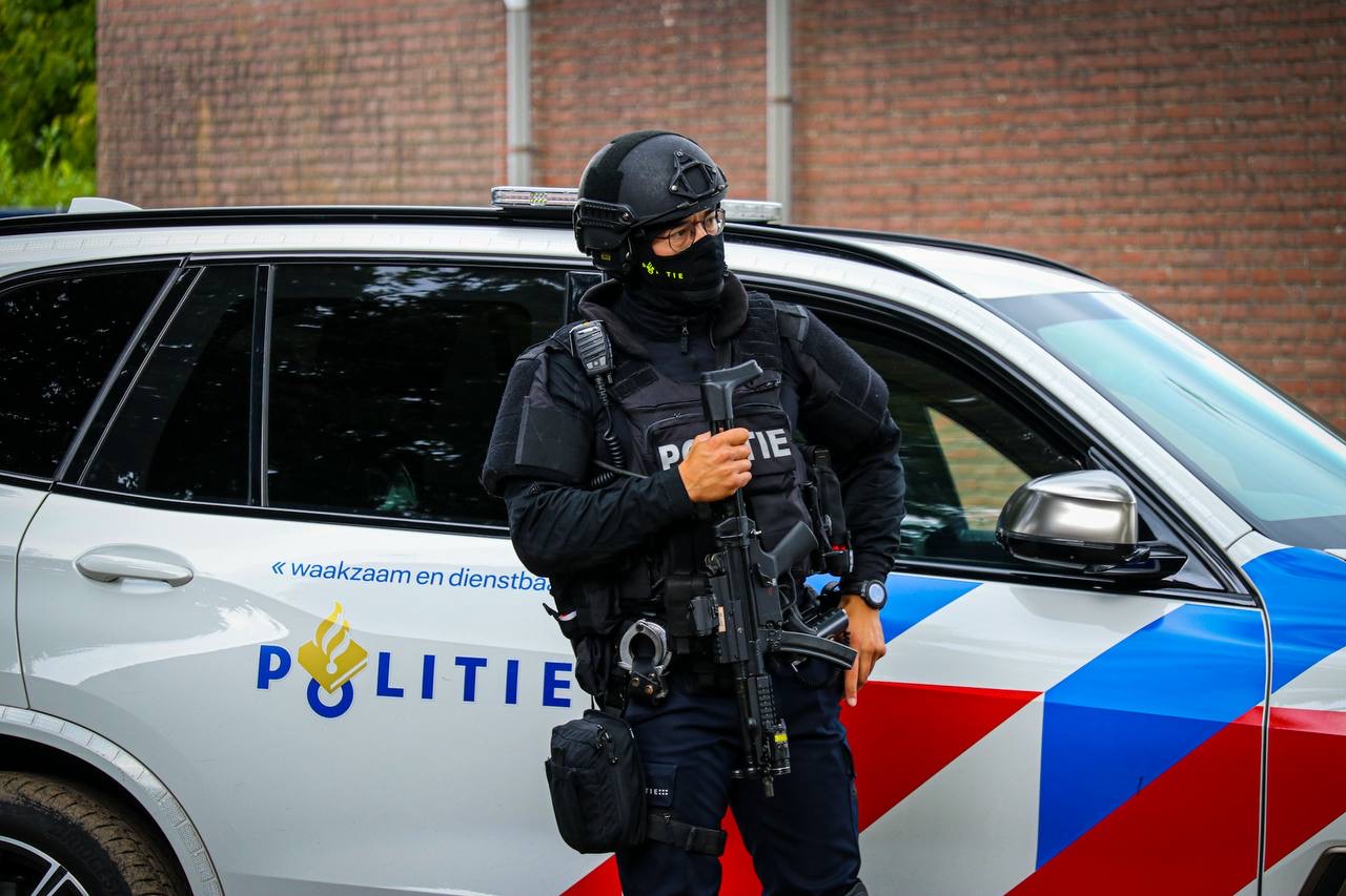 Zwaarbewapende politie blijft woning bewaken na extreem geweld - foto
