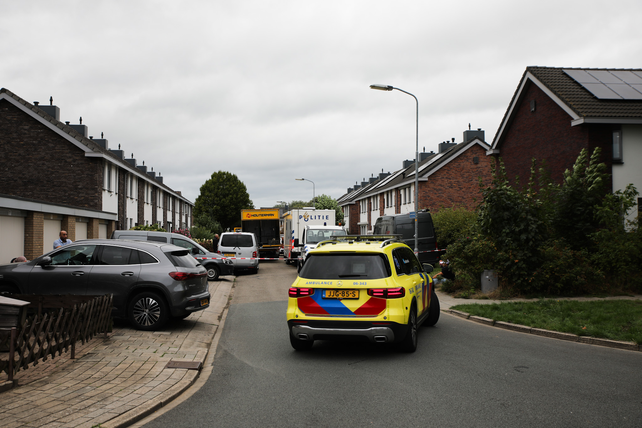 Overleden minderjarige aangetroffen in woning, persoon aangehouden - foto