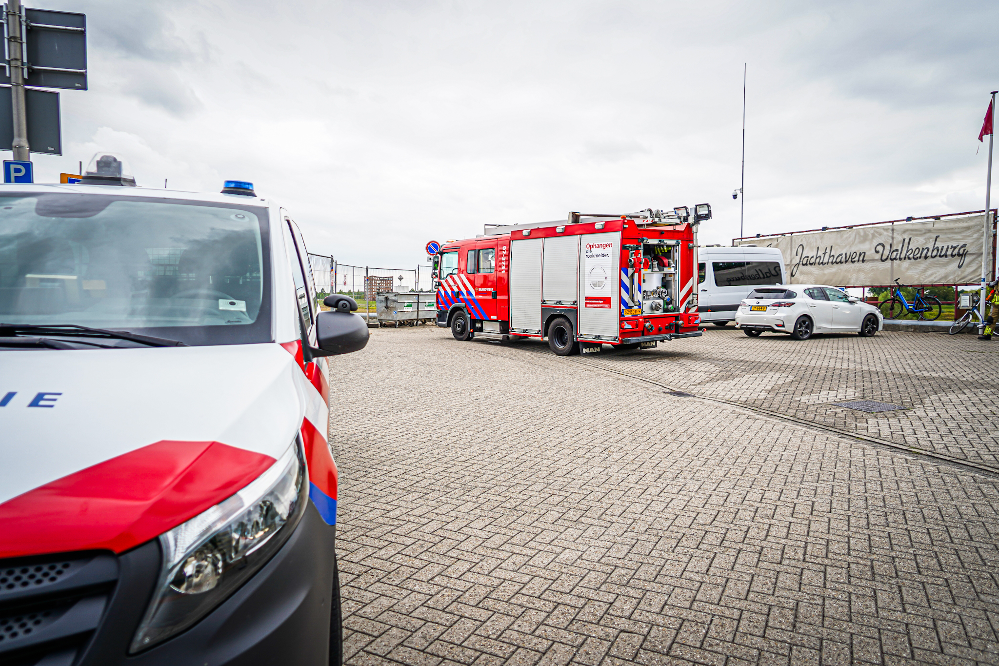 Brandweer onderzoekt brandmelding bij jachthaven - foto