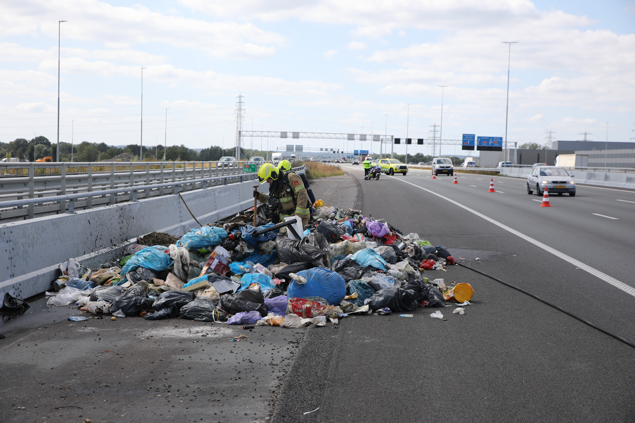 Brand in vuilniswagen op snelweg - foto